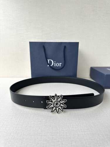 这款腰带扣来自Dior And Lewis Hamilton 限定系列，采用光亮饰面不锈钢精心制作。该系列为联名系列，通过太阳图案和镌刻标志展现。可与各式35毫
