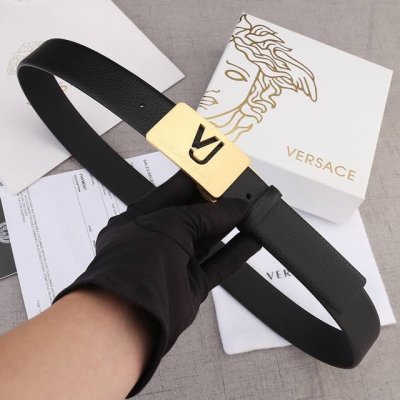 宽度3.5Cm Versace 范思哲 爆款板扣配摔纹无线带身 双面头层、采用精挑细选进口牛皮，商务既有时尚的男士腰带火爆热销中！