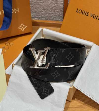 Lvpyramide 40 毫米腰带 男装艺术总监 Virgil Abloh 为本款 pyamide 40 毫米腰带注入摩登资彩，此个性配饰由标志性Mongra - 点击图像关闭