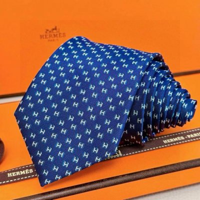 男士新款领带系列 H叠影领带 ，稀有H家每年都有一千条不同印花的领带面世，从最初的多以几何图案表现骑术活动为主，到如今的款式则丰富得多，以活泼的动物或日常生活