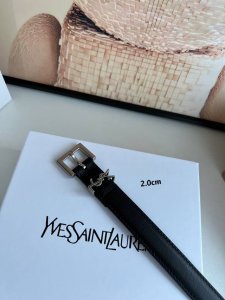伊夫圣罗兰Ysl自诞生的那一刻起，就在人们心中留下了色彩缤纷.浪漫高雅的形象，经典而不落俗套是他的特征。圣罗兰Ysl这款2.0Cm女款腰带复古精工雕花金属扣将复