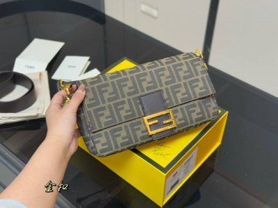 配折叠盒 Size：27*15Cm Fendi芬迪法棍包 Baguette 单肩、腋下都不是问题， 有种慵慵懒懒的街头！！