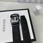 特 品牌：古奇新款进口3. 5自动扣双面头层小牛皮，手感细腻柔软。搭配纯钢自动精品钢扣，男士必备！宽度： 3.5Cm自动钢扣头层牛皮皮带