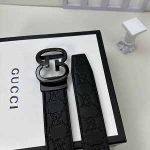 特 品牌：古奇新款进口3. 5自动扣双面头层小牛皮，手感细腻柔软。搭配纯钢自动精品钢扣，男士必备！宽度： 3.5Cm自动钢扣头层牛皮皮带