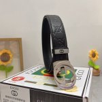 品名：古奇.Gu...Ci 自动带 材质：原单牛皮腰带 专柜原单品质、做工精细，时尚大牌，送人自用首选 包装： 请认准如图专柜包装赠送打孔器手提袋专柜礼盒宽度3