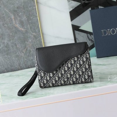 这款 A5 三角手拿包是 Dior 的全新主打单品。采用米色和黑色 Oblique 印花面料等材质精心制作，搭配黑色粒面牛皮革马鞍廓形翻盖，宽敞的拉链隔层可收纳