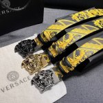 范思哲 宽4.0Cm 双面腰带，旋转扣，双面可用 新款男士皮革腰带，饰有立体La Medusa双面搭扣。皮带一面为光滑质地，另一面饰有棋盘格图案和Barocco