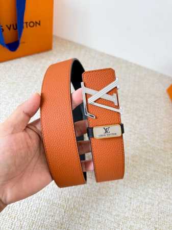 品名： Lv..路易..威登腰带皮带原单 型号：挂扣，经典纯钢材质挂扣，头层牛皮，图片实物拍摄 材料：头层牛皮，挂扣系列，纯钢材质扣头，镀钯电镀工艺永不掉色。原 - 点击图像关闭