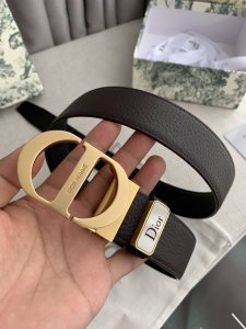 品名：迪奥. Dior.原单 型号：挂扣，原版经典挂扣，实物拍摄，头层牛皮 材料：百分百头层牛皮，保证真皮。双面可用专柜同等质量，原版经典双面荔枝纹，黑咖，珍珠