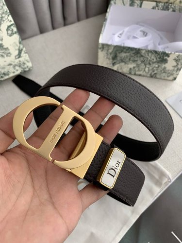 品名：迪奥. Dior.原单 型号：挂扣，原版经典挂扣，实物拍摄，头层牛皮 材料：百分百头层牛皮，保证真皮。双面可用专柜同等质量，原版经典双面荔枝纹，黑咖，珍珠