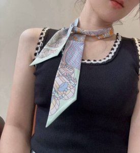 上新，“从洋伞对决”爱马仕重磅斜纹真丝飘带，正品开版，专柜同步 爱马仕新款Twilly，顶级斜纹真丝打造 超精细的印花 字迹非常清晰 规格：5X86Cm，100
