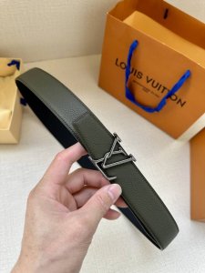 Lv Attract 双面腰带拥有微弧形边缘和摩登形状末端，再为金属 Lv 搭扣融入螺旋结构。经典色彩和不同纹理呈现两式风尚，实现多种造型可能。 。