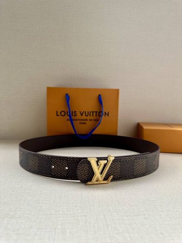 特 4.0宽 Lv Dimension 双面腰带以含蓄格调点亮日常风尚，彰显 Pharrell Williams 的设计巧思。Damier Heritage 饰