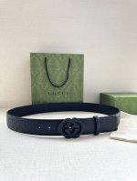 特 Gucci互扣式双G带、砂黑五金扣腰带，采用热压印技术的Gucci Signature皮革精制而成，触感厚实，印花图案清晰分明。