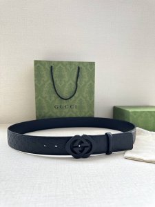 特 Gucci互扣式双G带、砂黑五金扣腰带，采用热压印技术的Gucci Signature皮革精制而成，触感厚实，印花图案清晰分明。