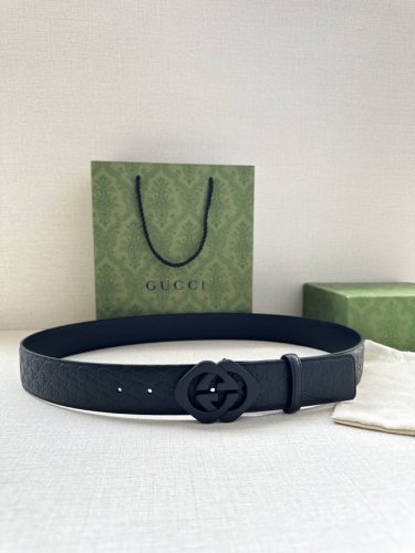 特 Gucci互扣式双G带、砂黑五金扣腰带，采用热压印技术的Gucci Signature皮革精制而成，触感厚实，印花图案清晰分明。