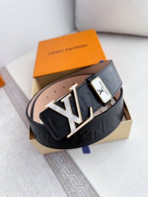 品名： Lv..路易..威登腰带皮带原单 型号：挂扣，经典纯钢材质挂扣，头层牛皮，图片实物拍摄 材料：头层牛皮，挂扣系列，纯钢材质扣头，钯镀电镀工艺永不掉色。原