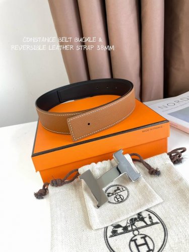 特 Constance Belt Buckle & Reversible Leather Strap 33Mm 采用Epsom原版皮 双面可用 搭配精品纯钢五金