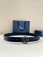 Dior 宽度3.5Cm 这款金色饰面黄铜腰带扣是春季系列新品，致敬经典的 Oblique 图案。可与各式 35 毫米腰带搭配，彰显优雅气质与视觉风格。