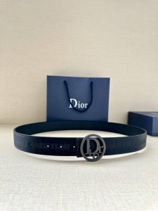 Dior 宽度3.5Cm 这款金色饰面黄铜腰带扣是春季系列新品，致敬经典的 Oblique 图案。可与各式 35 毫米腰带搭配，彰显优雅气质与视觉风格。