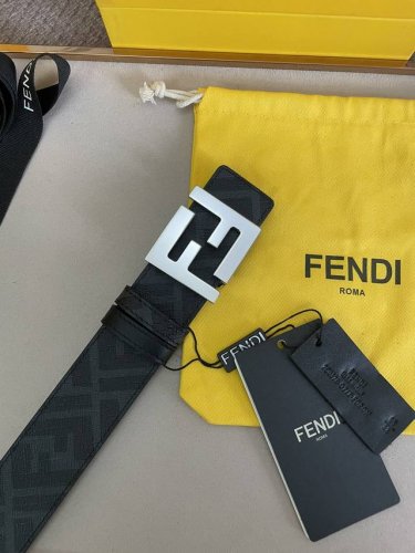 特 Fendi 芬迪 全套包装 专柜同款 双环正反用腰带 Ff按钉搭扣 双色cuoio Romano皮革材质 黑色珐琅金属饰面 时尚经典 精选百搭款--