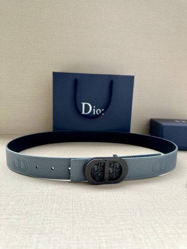 特 Dior 这款 35毫米双面腰带结合典雅气质与摩登风范。一面则采用迪奥灰粒面牛皮革，另一面则采用同色调压花 Cd Icon 标志。长度可调节，可搭配各式 3