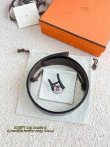 款 Script 精品五金 搭配原厂雙面Swift进口皮 巧克力色搭配黑色 38Mm 以其精湛工艺高品质材料和经典设计备受皮 推崇 是男士腰带顶级选择 简约大气