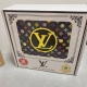 品名：Lv..路易..威登 材质：原单牛皮腰带 百分百头层牛皮腰带保证真皮，24K纯钢扣，专柜原单品质、做工精细，时尚大牌，送人自用首选 包装： 请认准如图专柜