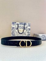 特 宽度3.5 Cm Dior 迪奥两面腰带款式迷人多样，采用多种材质精心打造，为各式廓形增添点睛之笔，彰显优雅醒目的气质。向迪奥钟爱的细节艺术致敬，彰显非凡的