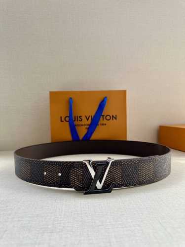 4.0宽 Lv Dimension 双面腰带以含蓄格调点亮日常风尚，彰显 Pharrell Williams 的设计巧思。Damier Heritage 饰带结