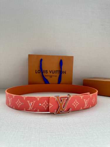 特 Lv Initiales 4.0宽双面腰带是 年春夏男装系列的配饰。Taga 皮革触感柔软，与另一面的Monogram 帆布碰撞色彩。同色 Lv 字母以抛光