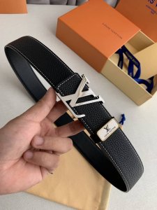 品名： Lv..路易..威登原单 型号：双面使用挂扣，图片实物拍摄 材料：双面头层牛皮，挂扣系列，纯钢质扣头，钯镀电镀工艺永不掉色。带身可双面使用，荔枝纹，专柜