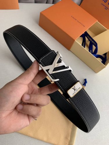 品名： Lv..路易..威登原单 型号：双面使用挂扣，图片实物拍摄 材料：双面头层牛皮，挂扣系列，纯钢质扣头，钯镀电镀工艺永不掉色。带身可双面使用，荔枝纹，专柜