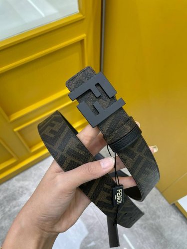 芬迪Fendi原单品质，标志造型宽皮带，原版钢扣双层铆钉扣，进口原版老花斜纹配制荔枝纹牛皮制成，双面可用 百搭款式，镀金表面金属制品，品质保证，宽度3.8Cm