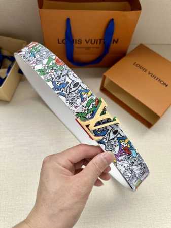 特 4.0宽Lv Pyramide This Is Not Mng 双面腰带令 Monogram 图案沉入朦胧意境，反面衔接做旧光滑牛皮革，一展艺术气息。Lv - 点击图像关闭
