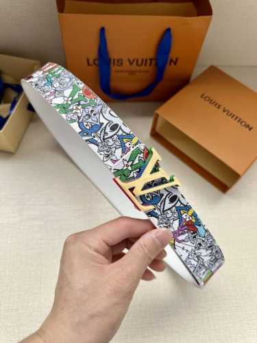 特 4.0宽Lv Pyramide This Is Not Mng 双面腰带令 Monogram 图案沉入朦胧意境，反面衔接做旧光滑牛皮革，一展艺术气息。Lv