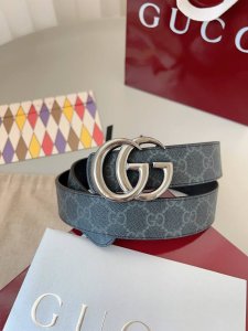 Gucci DDD 标志性Gg图案继续为皮革配饰增色添彩，以现代风范演绎昔日经典。这款窄版腰带以Gg皮革制作，巧妙点缀调双G搭扣。 DDD 双G造型腰带扣 DD