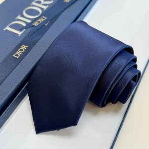 官方同步新款领带，2025年迪奥新款领带 Dior男士稀有展现精湛手工与时尚优雅的理想选择，这款采用Do家最经典极具标志性Logo提花制成的领带，以同色调手法演