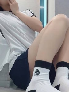 配包装 一盒4 双 Chanel 香奈儿 经典山茶花刺绣 Logo纯棉 中筒袜 Ins超火爆红人同款，精美 面料，潮人必备 ，经典配色 个性时尚百搭款，你值得拥