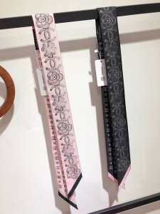 Pcc2360小香束发带！进口真丝面料非常特别的触感 超多用途：领巾、发带、包包配饰、腰带.....等等等等，超好驾驭 夏季配衣服 冬季配包包 顶级真丝光泽感超