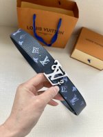 特 Lv新款出货，原版品质，带身4.0Cm宽。采用特色印花图案面料，荔枝纹头层牛皮底制作。搭配精品Lv钢挂扣。商务休闲精品搭配新款。