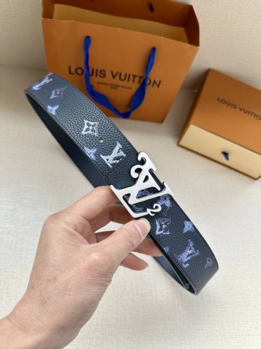 特 Lv新款出货，原版品质，带身4.0Cm宽。采用特色印花图案面料，荔枝纹头层牛皮底制作。搭配精品Lv钢挂扣。商务休闲精品搭配新款。