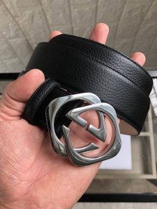 配送专柜全套礼盒包装。古驰：原单头层牛皮荔枝纹面.内衬头层牛皮树膏磨砂底.搭配原单扣.原单皮料定制，专柜宽度4.0