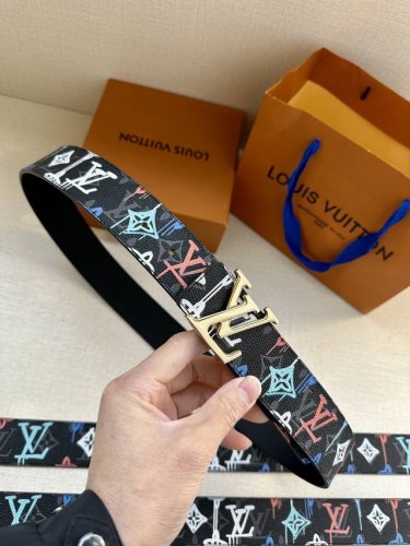 特 Lv 4.0宽 Shape 双面腰带为 Lv Shape 搭扣赋予摩登雾面观感，无论搭配异彩纷呈的 Lv Graffiti 帆布或沉稳牛皮革，均可表明个性态
