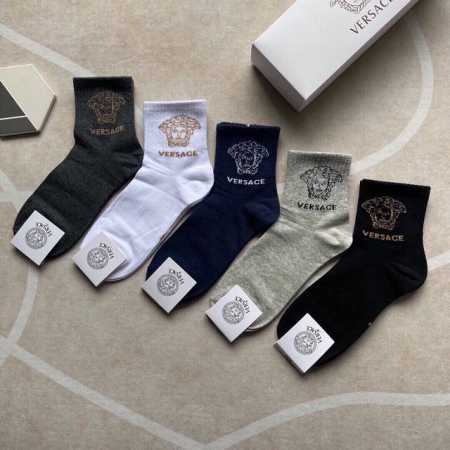 特 Versace 范思哲新品短筒男款袜子 一盒五双 纯棉材质织造，超柔软舒适，提花经典美人头字母，完全彰显该品牌男士的低调奢华风格，永不落幕的极简五色：黑、藏 - 点击图像关闭