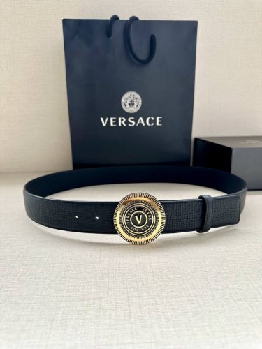 宽度3.8cm VERSACE JEANS COUTURE 牛皮革V-EMBLEM板扣式皮带、饰有La Greca彰显个性设计。该铆钉腰带饰有La Greca五