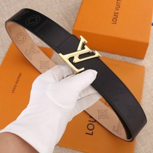 特P220 宽度:4.0完美搭配皮具系列的新款腰带，适合打造商务或更加现代的造型。搭穿孔Logo装饰展现细腻的品牌格调。