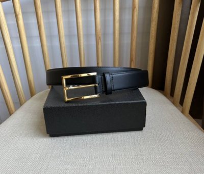 Prada 普拉达 专柜最新款 这款腰带精致低调 优雅摩登 简约时尚的金属带扣配有刻字徽标 勾勒精致细节 是prada男士成衣系列的理想配饰 宽3.5