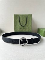 特 宽度4.0Cm Gucci典藏设计中的标志性元素于早秋系列焕发新意 这款腰带选用黑色超级双G牛皮革打造 互扣式双G施洛华水晶镶嵌五金 调配件更添个性魅力