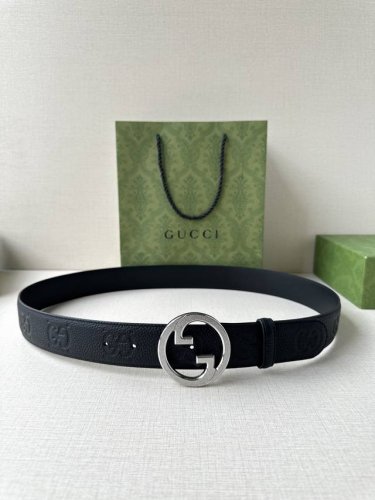 特 宽度4.0Cm Gucci典藏设计中的标志性元素于早秋系列焕发新意 这款腰带选用黑色超级双G牛皮革打造 互扣式双G施洛华水晶镶嵌五金 调配件更添个性魅力